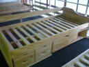 postel masiv se šuplíky 142B